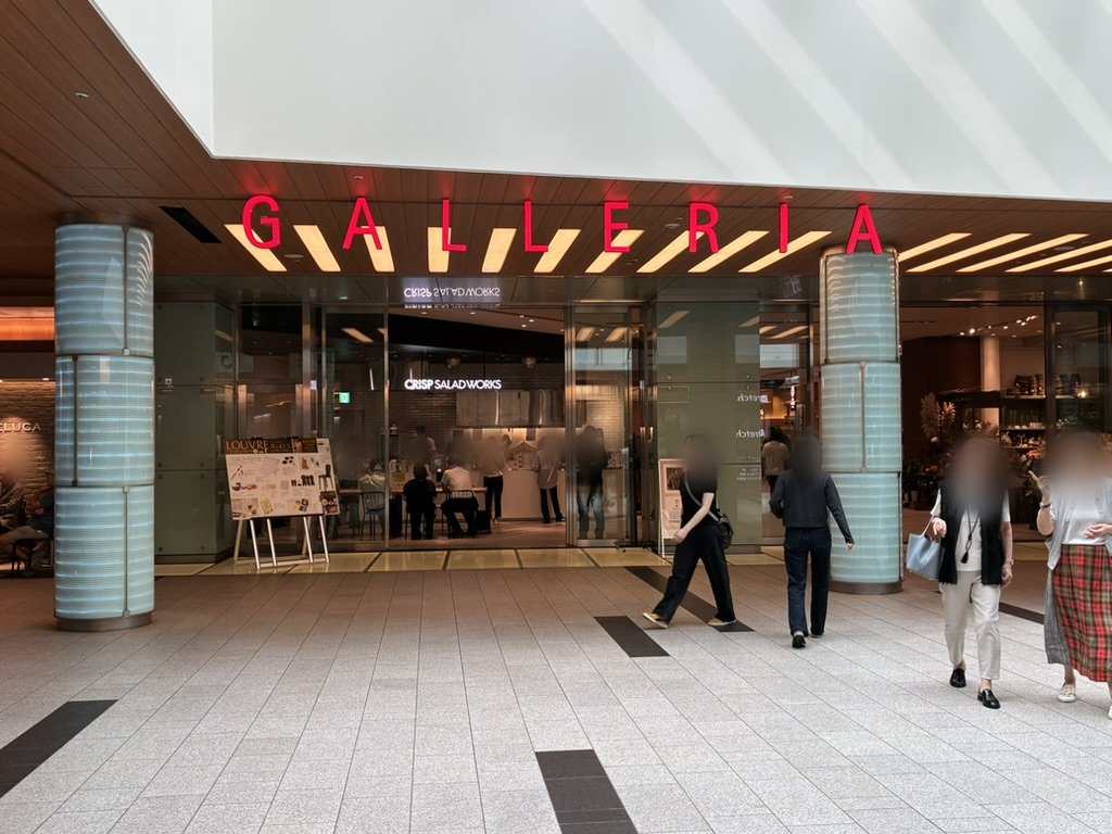 地下1階のショッピングエリア入口。赤い文字で「GALLERIA」と表示されています