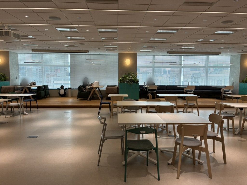 7階の会場。窓際にソファ席、手前にテーブルと椅子が並んでいます