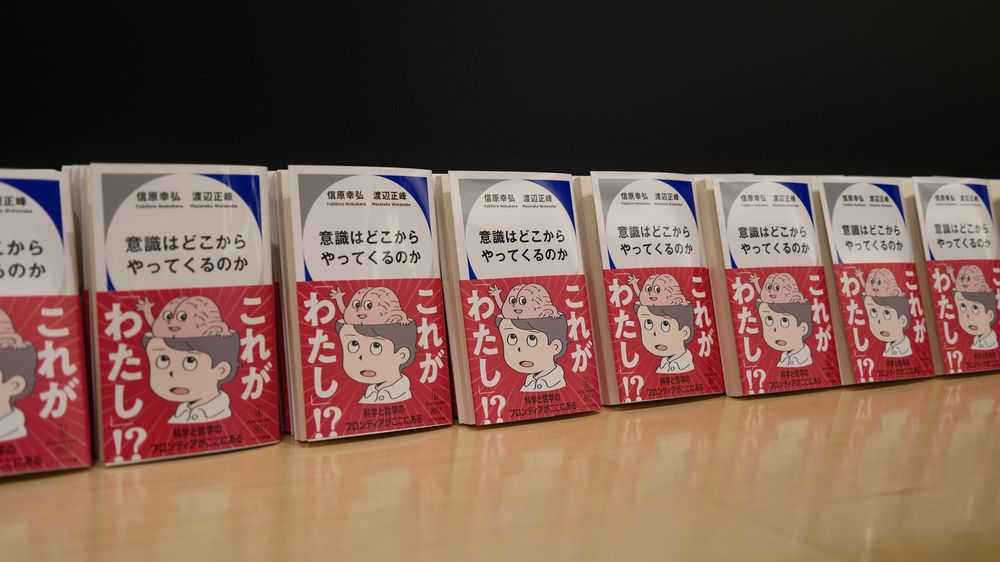会場に並んだ登壇者の著書